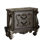 Table de chevet Royal Hampton à deux tiroirs avec pieds roulés surdimensionnés au fini platine antique